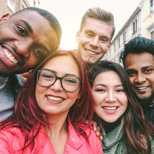 5 students taking a selfie together